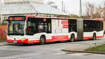 Ein Mercedes Benz O530G der 2. Generation von der SWK (Stadtwerke Krefeld) mit der Wagennummer 5699 („Alexianer -Werbung) am Krefelder Hauptbahnhof (Süd). | Dezember 2018