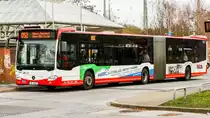 Ein Mercedes Benz O530G der 2. Generation von der SWK (Stadtwerke Krefeld) mit der Wagennummer 5697 (mit Seitenwerbung) am Krefelder Hauptbahnhof (Süd). | Dezember 2018