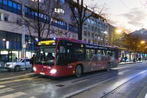 Innsbruck: Die Linie J ist baustellenbedingt (Sperre der Riedgasse) umgeleitet, hier an der Haltestelle Marktplatz. Aufgenommen 20.12.2018.