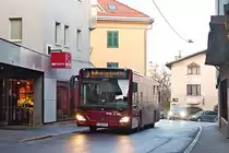 Innsbruck: Die Linie J ist baustellenbedingt (Sperre der Riedgasse) umgeleitet, hier an der Haltestelle Höttinger Kirchplatz. Aufgenommen 20.12.2018.