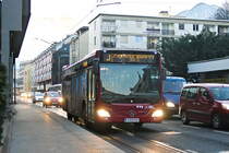 Innsbruck: Die Linie J ist baustellenbedingt (Sperre der Riedgasse) umgeleitet, hier in Anfahrt auf die Haltestelle Fürstenweg. Aufgenommen 20.12.2018.