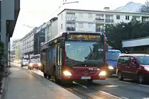 Innsbruck: Die Linie J ist baustellenbedingt (Sperre der Riedgasse) umgeleitet, hier in Anfahrt auf die Haltestelle Fürstenweg. Aufgenommen 20.12.2018.