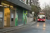Innsbruck: Die Linie J ist baustellenbedingt (Sperre der Riedgasse) umgeleitet, hier an der Haltestelle Botanikerstraße. Aufgenommen 20.12.2018.