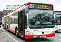 Ein Mercedes Benz O530G Facelift von der SWK (Stadtwerke Krefeld) mit der Wagennummer 5614 am Krefelder Hauptbahnhof Süd. | Dezember 2018