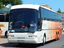 Neoplan Euroliner von Stiftung MenschMobil aus Deutschland im Stadthafen Sassnitz am 05.06.2015