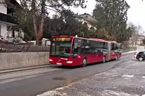 Innsbruck: Bus Nr. 421 der Linie O auf der Tschiggfreystraße kurz vor Umstellung des Liniennetzes. Mit Umstellung der Linienäste zur Peerhofsiedlung und nach Technik West auf Straßenbahn Ende 2017 war der Ast nach Allerheiligen der letzte, der noch von der Linie O bedient wurde. Aufgenommen 23.1.2019.