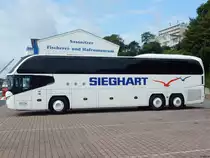 Neoplan Cityliner von Sieghart aus Deutschland im Stadthafen Sassnitz am 27.08.2017