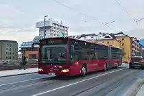 Innsbruck: Bus Nr. 424 der Linie O kurz vor Umstellung auf Straßenbahn auf der Universitätsbrücke. Aufgenommen 24.1.2019.