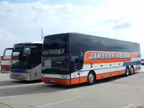 Setra 416 GT-HD von Mückenhausen und Van Hool TX18 von Janssen Reisen aus Deutschland im Stadthafen Sassnitz am 27.08.2017