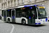 Der TL Lausannes MB C2 K 325 am 10.2.19 bei der Abfahrt an der Haltestelle St-Francois.