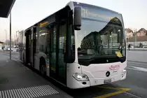 MB C2 K vom Ortsbus Payerne steht am 13.2.19 vor dem Bahnhof Payerne.