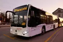 Der MB C2 K vom Ortsbus Payerne steht am 13.2.19 beim Bahnhof Payerne.