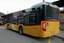 Heckansicht des PostAuto MB C2 K vom PU Tobler, Rebeuvelier am 15.2.19 vor dem Bahnhof Moutier.