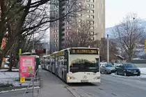 Innsbruck: Letzter Betriebstag der Linie O vor Umstellung auf Straßenbahn, Bus 882 mit Ziel Allerheiligen an der Haltestelle Kajetan-Sweth-Straße. Aufgenommen 25.1.2019.