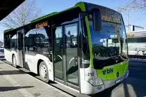 MB C2 K hybrid der Busland AG der am 17.2.19 beim Bahnhof Burgdorf wartet.