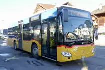Der PostAuto MB C2 K steht am 17.2.19 beim Bahnhof Reichenbach i.K.
