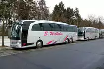 Mercedes -Benz Travego, Wagen 104 & 101 von 'S.Wilhelm -Reisen' . Zur Grünen Woche in Berlin /Olympischer Platz im Januar 2019. (Grüne Woche)