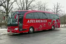Mercedes -Benz Travego von ''Adelsberger'', bei leichtem Schneefall in Berlin /Olympischer Platz im Januar 2019. (Grüne Woche -Messe)