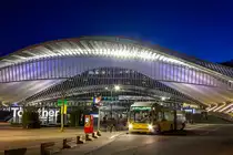 Noch weit verbreitet sind in Belgien die Fahrzeuge des Typs Van Hool AG300. Hier steht Wagen 5.911 der Transport en Commun (TEC) am 4.3.2019 auf der Ringlinie 4 vor der Kulisse des sehr sehenswerten Bahnhofs Liege-Guillemins.