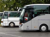 Alt trifft Neu. Ein paar Jahrzehnte liegen zwischen dem Setra 210 H von Mobil-Tours und dem Setra 517 HD von Mack aus Deutschland. Stralsund, 25.08.2015