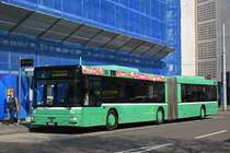 Wegen Bauarbeiten am Bahnhof SBB werden diverse Linien umgeleitet oder verlängert. Die Linie 2 wird vollständig mit Bussen betrieben. Hier bedient der MAN 762 die Haltestelle Aeschenplatz. Die Aufnahme stammt vom 28.03.2019.