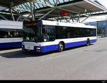 tpg - MAN  Nr.481  GE 960096 unterwegs auf der Linie 28 bei den Haltestellen vor dem Flughafen in Genf am 06.04.2019