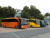 Mercedes Travego von Redecker und Mercedes Tourismo von Schlaube und MAN Clubstar von Ehle Reisen Gommern und Viseon C10 von Jakobi aus Deutschland im Stadthafen Sassnitz am 22.09.2015