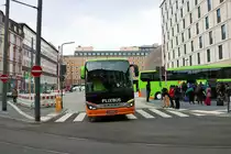 FlixBus Setra Reisebus am 13.04.19 am neuen Busbahnhof in Frankfurt am Main am Hauptbahnhof Südseite 