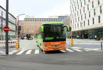 Neuer FlixBus Mercedes Benz Tourismo am 13.04.19 am neuen Busbahnhof in Frankfurt am Main am Hauptbahnhof Südseite 