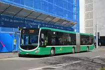 Wegen Bauarbeiten am Bahnhof SBB werden diverse Linien umgeleitet oder verlängert. Die Linie 2 wird vollständig mit Bussen betrieben. Hier bedient der Mercedes Citaro 7010 die Haltestelle Aeschenplatz. Die Aufnahme stammt vom 28.03.2019.