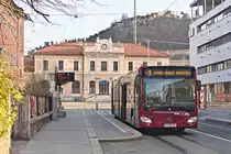 Bus 430 der Innsbrucker Verkehrsbetriebe als Schienenersatzverkehr für die Straßenbahnlinie 1 an der Haltestelle Westbahnhof in Innsbruck. Aufgenommen 30.3.2019.
