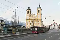 Bus 430 der Innsbrucker Verkehrsbetriebe als Schienenersatzverkehr für die Straßenbahnlinie 1 an der Haltestelle Stubaitalbahnhof in Innsbruck. Aufgenommen 30.3.2019.