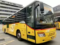 PostAuto Setra 415 H 'VS 127 372' vom PU TSAR, Sierre am 3.5.19 beim Bahnhof Visp parkiert.