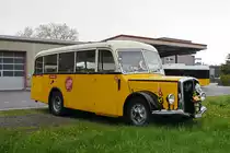 Saurer Oldtimer der Post (swiss poschi), steht auf einem Parkplatz in der Nähe der BLS Werkstatt. Die Aufnahme stammt vom 28.04.2019.