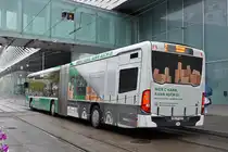 Wegen Bauarbeiten am Bahnhof SBB werden diverse Linien umgeleitet oder verlängert. Die Linie 2 wird vollständig mit Bussen betrieben. Hier bedient der Mercedes Citaro 7032 mit der Personalwerbung für neue Chauffeure für die BVB, an der Endhaltestelle am Messeplatz. Die Aufnahme stammt vom 14.04.2019.