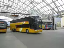 Postauto/Regie Chur GR 170 402 (VanHool TX25 Astromega) am 19.5.2019 beim Bhf. Chur