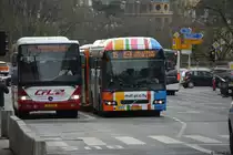 XE 7075 + WK 8661 fährt am 03.02.2019 auf der Linie 15 und 111 durch Luxemburg Stadt. Aufgenommen wurde ein Volvo 7700 und Mercedes Benz Integro.