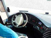 Der Fahrerarbeitsplatz eines Neoplan Cityliner von Benninghoff aus Deutschland im Stadthafen Sassnitz am 12.04.2016