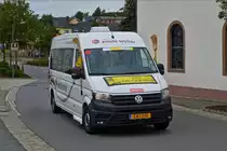 EW 1781, ala Schluss eines Radrennes war dieser VW Crafter von Busreisen Emile Weber als Besenwagen unterwegs. Aufgenommen am 09.06.2019 in Erpeldange.