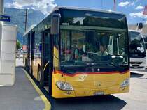 PostAuto MB C2 LE vom PU Flück Reisen, Brienz am 13.6.19 beim Bhf Brienz.