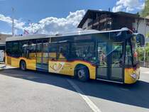 Der PostAuto MB C2 LE vom PU Flück Reisen, Brienz am 13.6.19 bei der Abfahrt in Brienz.