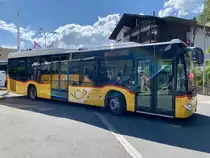 Der PostAuto MB C2 LE vom PU Flück Reisen, Brienz am 13.6.19 bei der Abfahrt in Brienz.