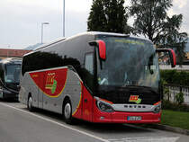 Ein Setra S515HD erwartet die Rückkehr der Reisenden von einer Fahrt auf dem Lago Maggiore.