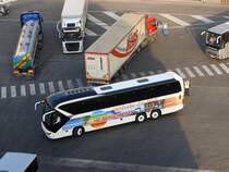 NEOPLAN-Tourliner von Heuberger-Reisen begibt sich im Gewühl sämtlicher Fahrzeuge in Ancona(I) auf die bereits kurz vor der Abfahrt stehende Fähre nach Patras(GR); 190401