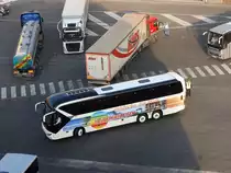 NEOPLAN-Tourliner von Heuberger-Reisen begibt sich im Gewühl sämtlicher Fahrzeuge in Ancona(I) auf die bereits kurz vor der Abfahrt stehende Fähre nach Patras(GR); 190401