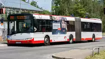Ein Solaris Urbino 18 von der SWK (Stadtwerke Krefeld) mit der Wagennummer 5653 an der Haltestelle Krefeld Hauptbahnhof Süd. | Juni 2019