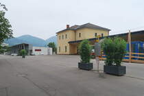 Der Busbahnhof Lienz ist sehr einfach ausgestattet, mit Blumentrögen und Fahrplan, ohne Sitz- und Unterstandsmöglichkeit, soll aber demnächst neu gestaltet werden. Aufgenommen 10.6.2019.