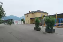 Der Busbahnhof Lienz ist sehr einfach ausgestattet, mit Blumentrögen und Fahrplan, ohne Sitz- und Unterstandsmöglichkeit, soll aber demnächst neu gestaltet werden. Aufgenommen 10.6.2019.