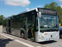 Hier ist der KA VK 736 von der VBK auf der Buslinie 32 zu den Neuen Wiesen unterwegs. Gesichtet am 31 Mai 2019 am Fächerbad in Karlsruhe.