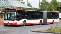 Ein Mercedes Benz O530G der 2. Generation von der SWK (Stadtwerke Krefeld) mit der Wagennummer 5693 an der Haltestelle Krefeld Hauptbahnhof Süd. | Mai 2019